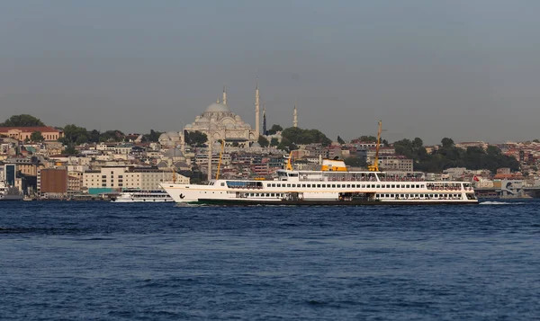 Πλοία Στο Στενό Του Βοσπόρου Πόλη Της Κωνσταντινούπολης Τουρκία — Φωτογραφία Αρχείου