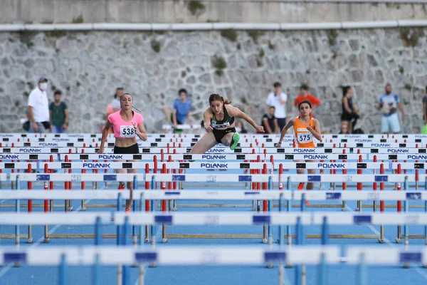 Istanbul Turkey Sierpień 2020 Sportowcy Pokonujący 100 Metrów Przeszkód Podczas — Zdjęcie stockowe