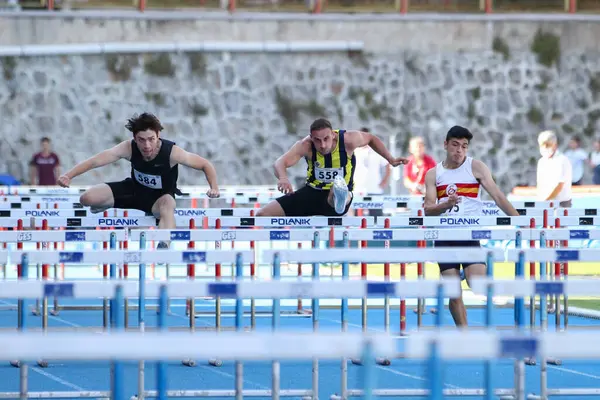 Istanbul Turquía Agosto 2020 Atletas Corriendo 100 Metros Obstáculos Durante —  Fotos de Stock