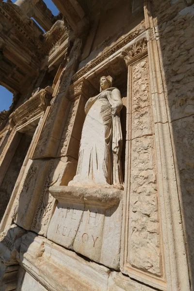 トルコイズミル市セルクク町エペソ古代都市における美徳の人格化 — ストック写真