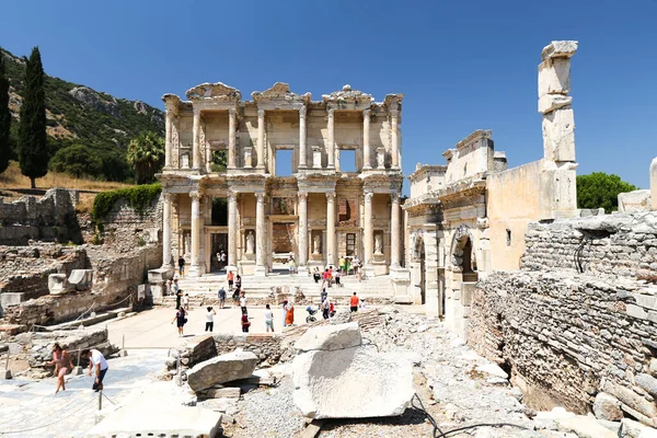 Izmir Turkey Srpna 2020 Lidé Navštěvují Knihovnu Celsus Starověkém Městě — Stock fotografie