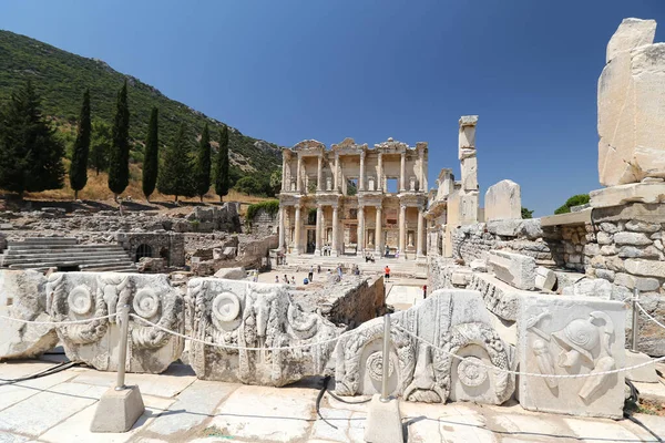 Izmir Turkey 2020年8月11日 人々はエペソ古代都市セルク町のセラス図書館を訪問 — ストック写真