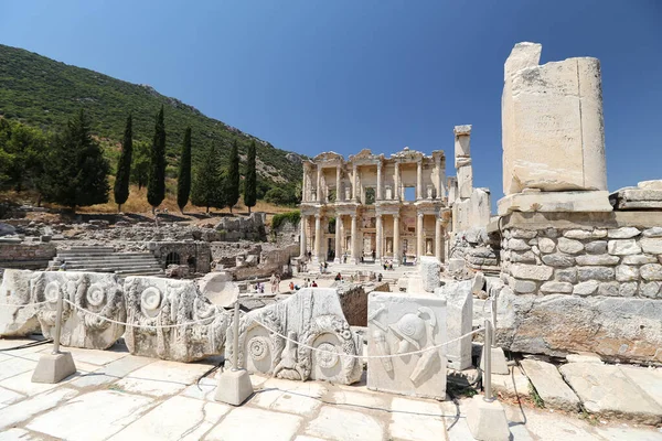 Izmir Turquía Agosto 2020 Gente Visita Biblioteca Celsus Ephesus Ancient — Foto de Stock