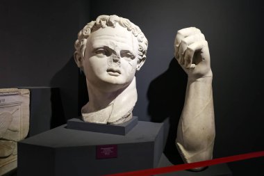 İmparator Domitian 'ın Başı ve Kolu Efes Müzesi, Selcuk Kasabası, İzmir Şehri, Türkiye