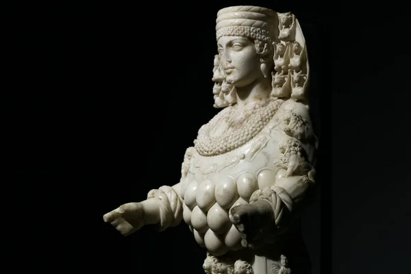 土耳其伊兹密尔市塞尔库克镇以弗所博物馆中美丽的阿耳特弥斯雕像 — 图库照片