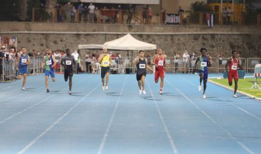 İSTANBUL, TURKEY - EYLÜL 04, 2020: Türkiye Atletizm Şampiyonası sırasında 100 metre koşan sporcular