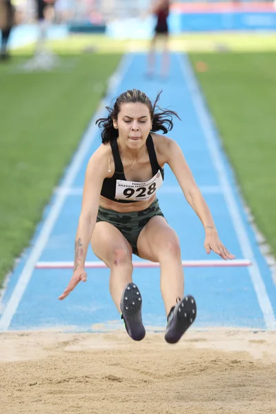 İSTANBUL, TURKEY - EYLÜL 05, 2020: Türkiye Atletizm Şampiyonası sırasında uzun atlayan tanımlanamayan sporcu