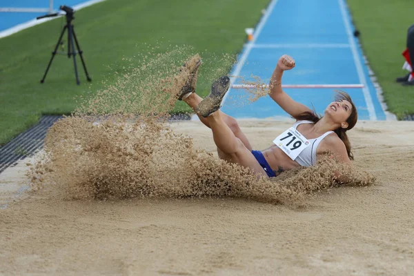 İSTANBUL, TURKEY - EYLÜL 05, 2020: Türkiye Atletizm Şampiyonası sırasında uzun atlayan tanımlanamayan sporcu