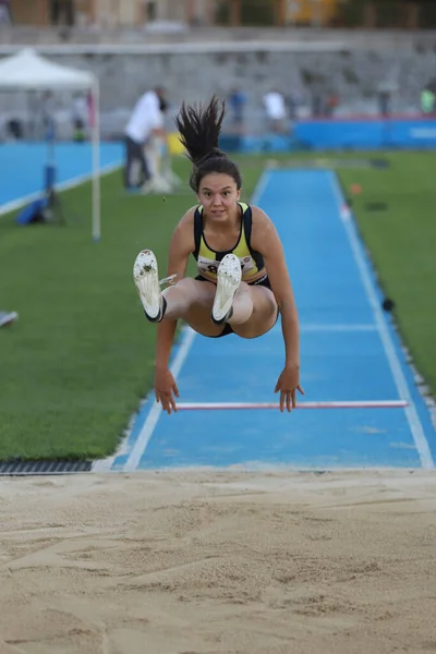 İSTANBUL, TURKEY - EYLÜL 05, 2020: Türkiye Atletizm Şampiyonası sırasında uzun atlayan tanımlanamayan sporcu