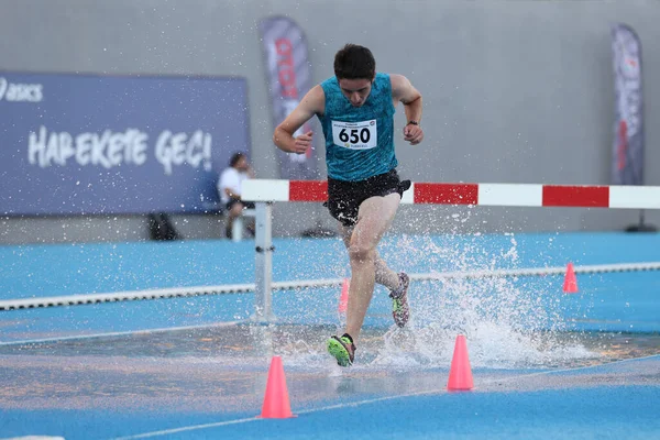 İSTANBUL, TURKEY - Eylül 05, 2020: Türkiye Atletizm Şampiyonası sırasında 3000 metre engelli koşan tanımlanamayan sporcu