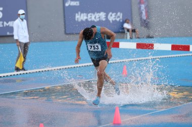 İSTANBUL, TURKEY - Eylül 05, 2020: Türkiye Atletizm Şampiyonası sırasında 3000 metre engelli koşan tanımlanamayan sporcu