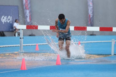 İSTANBUL, TURKEY - Eylül 05, 2020: Türkiye Atletizm Şampiyonası sırasında 3000 metre engelli koşan tanımlanamayan sporcu