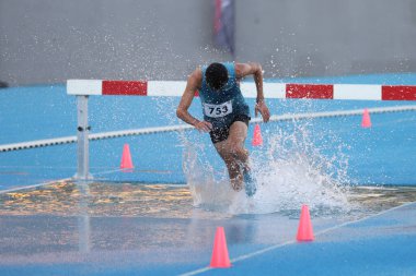 İSTANBUL, TURKEY - Eylül 05, 2020: Türkiye Atletizm Şampiyonası sırasında 3000 metre engelli koşan tanımlanamayan sporcu