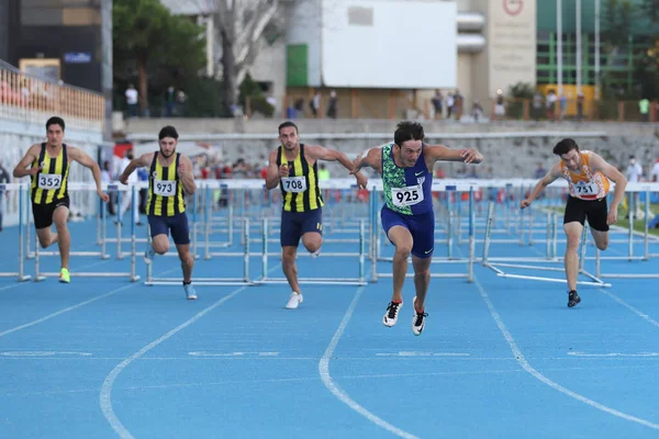 イスタンブール トルコ 2020年9月5日 トルコ陸上選手権で100メートルハードルを走行中の選手 — ストック写真