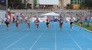 İSTANBUL, TURKEY - 12 Eylül 2020: Balkan U20 Atletizm Şampiyonası sırasında 100 metre koşan sporcular