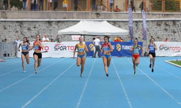İSTANBUL, TURKEY - 13 Eylül 2020: Balkan U20 Atletizm Şampiyonası sırasında 100 metre koşan sporcular