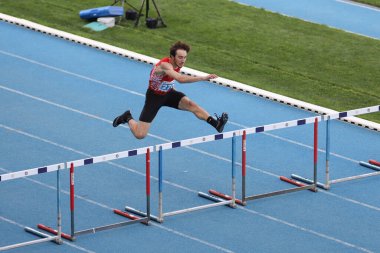 İSTANBUL, TURKEY - 12 Eylül 2020: Balkan U20 Atletizm Şampiyonası sırasında 400 metre engelli koşan tanımlanamayan sporcu