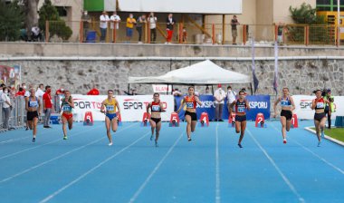 İSTANBUL, TURKEY - 12 Eylül 2020: Balkan U20 Atletizm Şampiyonası sırasında 100 metre koşan sporcular