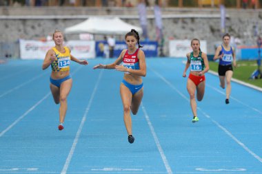İSTANBUL, TURKEY - 13 Eylül 2020: Balkan U20 Atletizm Şampiyonası sırasında 100 metre koşan sporcular