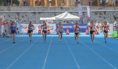 İSTANBUL, TURKEY - 12 Eylül 2020: Balkan U20 Atletizm Şampiyonası sırasında 100 metre koşan sporcular