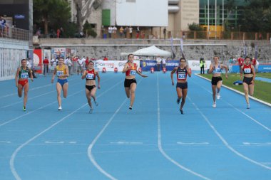 İSTANBUL, TURKEY - 12 Eylül 2020: Balkan U20 Atletizm Şampiyonası sırasında 100 metre koşan sporcular