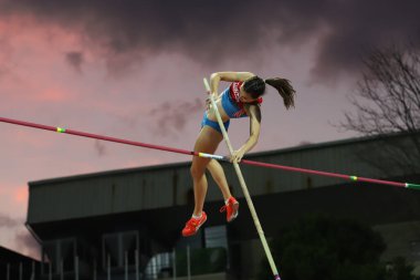 İSTANBUL, TURKEY - 12 Eylül 2020: Balkan U20 Atletizm Şampiyonası sırasında tanımlanamayan atlet direği atlama