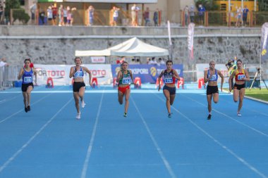 İSTANBUL, TURKEY - 12 Eylül 2020: Balkan U20 Atletizm Şampiyonası sırasında 100 metre koşan sporcular