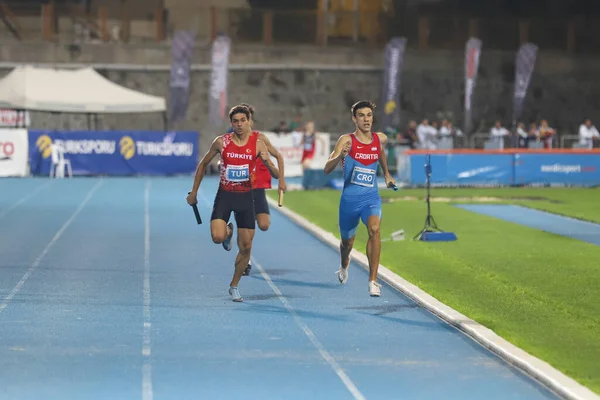 İSTANBUL, TURKEY - 13 Eylül 2020: Balkan U20 Atletizm Şampiyonası sırasında 4x400 metre bayrak koşan sporcular