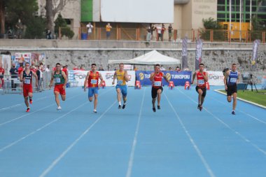 İSTANBUL, TURKEY - 12 Eylül 2020: Balkan U20 Atletizm Şampiyonası sırasında 100 metre koşan sporcular