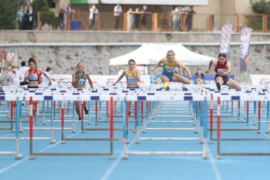 İSTANBUL, TURKEY - 13 Eylül 2020: Balkan U20 Atletizm Şampiyonası sırasında 100 metre engelli koşan sporcular