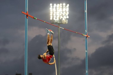 İSTANBUL, TURKEY - 13 Eylül 2020: Balkan U20 Atletizm Şampiyonası sırasında tanımlanamayan atlet direği atlama