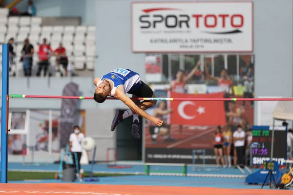 Istanbul Turkey 2020年9月12日 バルカンU20陸上選手権中に未定義の選手のハイジャンプ — ストック写真