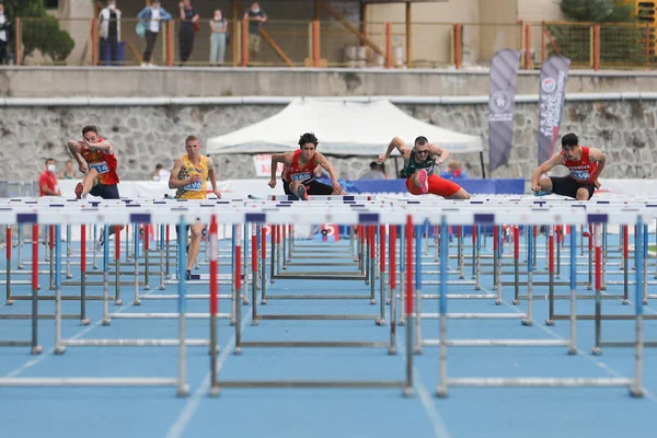 Istanbul Turquía Septiembre 2020 Atletas Corriendo 100 Metros Obstáculos Durante —  Fotos de Stock