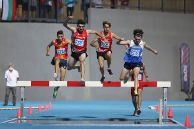 İSTANBUL, TURKEY - 13 Eylül 2020: Balkan U20 Atletizm Şampiyonası sırasında 3000 metre engelli koşan sporcular