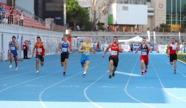 İSTANBUL, TURKEY - 12 Eylül 2020: Balkan U20 Atletizm Şampiyonası sırasında 100 metre koşan sporcular