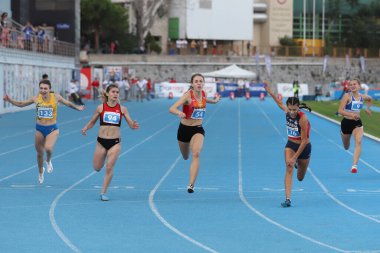 İSTANBUL, TURKEY - 12 Eylül 2020: Balkan U20 Atletizm Şampiyonası sırasında 100 metre koşan sporcular