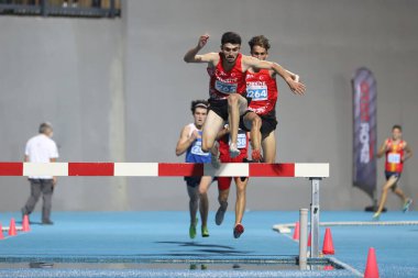İSTANBUL, TURKEY - 13 Eylül 2020: Balkan U20 Atletizm Şampiyonası sırasında 3000 metre engelli koşan sporcular