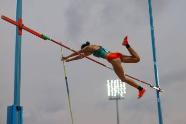 İSTANBUL, TURKEY - 12 Eylül 2020: Balkan U20 Atletizm Şampiyonası sırasında tanımlanamayan atlet direği atlama