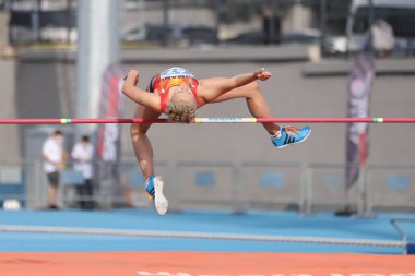İSTANBUL, TURKEY - 13 Eylül 2020: Balkan U20 Atletizm Şampiyonası sırasında tanımlanamayan yüksek atlamacı