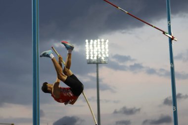 İSTANBUL, TURKEY - 13 Eylül 2020: Balkan U20 Atletizm Şampiyonası sırasında tanımlanamayan atlet direği atlama