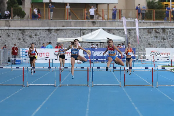 Istanbul Turquía Septiembre 2020 Atletas Corriendo 400 Metros Obstáculos Durante — Foto de Stock