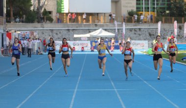 İSTANBUL, TURKEY - 12 Eylül 2020: Balkan U20 Atletizm Şampiyonası sırasında 100 metre koşan sporcular
