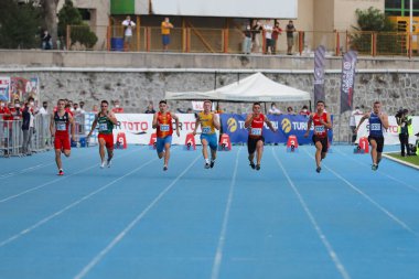 İSTANBUL, TURKEY - 12 Eylül 2020: Balkan U20 Atletizm Şampiyonası sırasında 100 metre koşan sporcular
