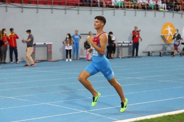 İSTANBUL, TURKEY - 13 Eylül 2020: Balkan U20 Atletizm Şampiyonası sırasında koşan tanımlanamayan sporcu