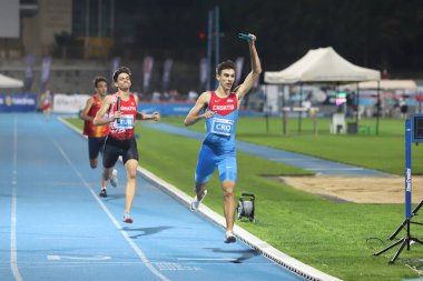 İSTANBUL, TURKEY - 13 Eylül 2020: Balkan U20 Atletizm Şampiyonası sırasında 4x400 metre bayrak koşan sporcular