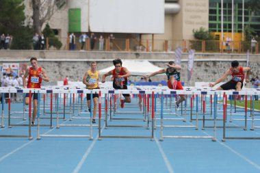 İSTANBUL, TURKEY - 13 Eylül 2020: Balkan U20 Atletizm Şampiyonası sırasında 100 metre engelli koşan sporcular