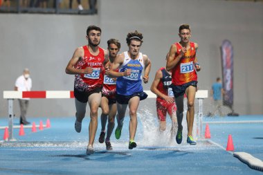 İSTANBUL, TURKEY - 13 Eylül 2020: Balkan U20 Atletizm Şampiyonası sırasında 3000 metre engelli koşan sporcular