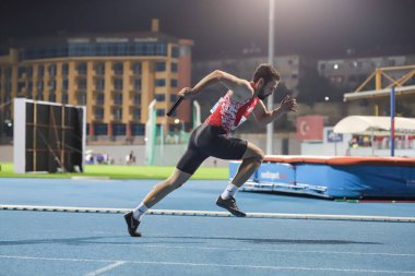 İSTANBUL, TURKEY - 13 Eylül 2020: Balkan U20 Atletizm Şampiyonası sırasında koşan tanımlanamayan atlet