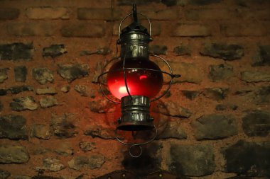 Bir Teknenin Kırmızı Hafif Metalik Lambası