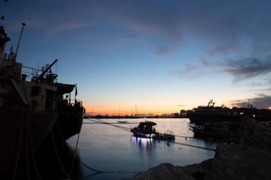 İSTANBUL, TURKEY - Ekim 02, 2020: Günbatımında Pendik 'in Sahil Bölgesi.